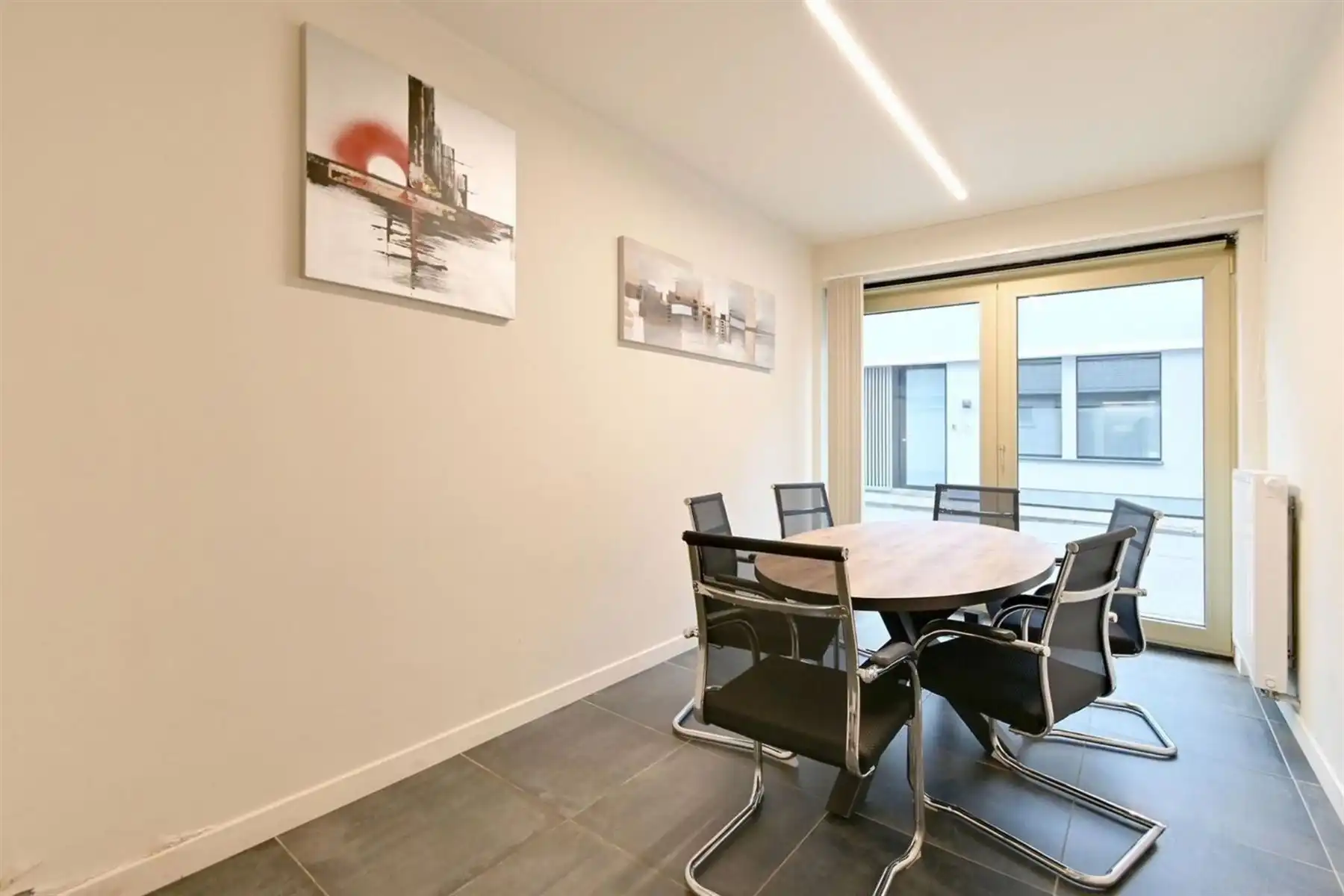 Modern, gerenoveerd kantoor met ruime garage foto 7