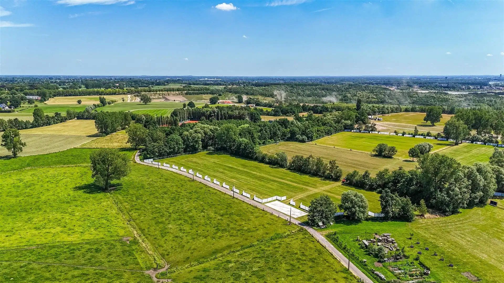 Statige woning met vrij uitzicht & vergund bijgebouw foto 2