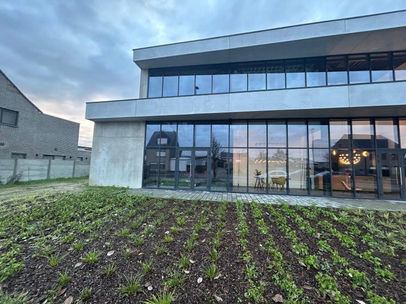 Commercieel gelegen nieuwbouw KMO-unit met grote vitrine - 193 m² foto {{pictureIndex}}