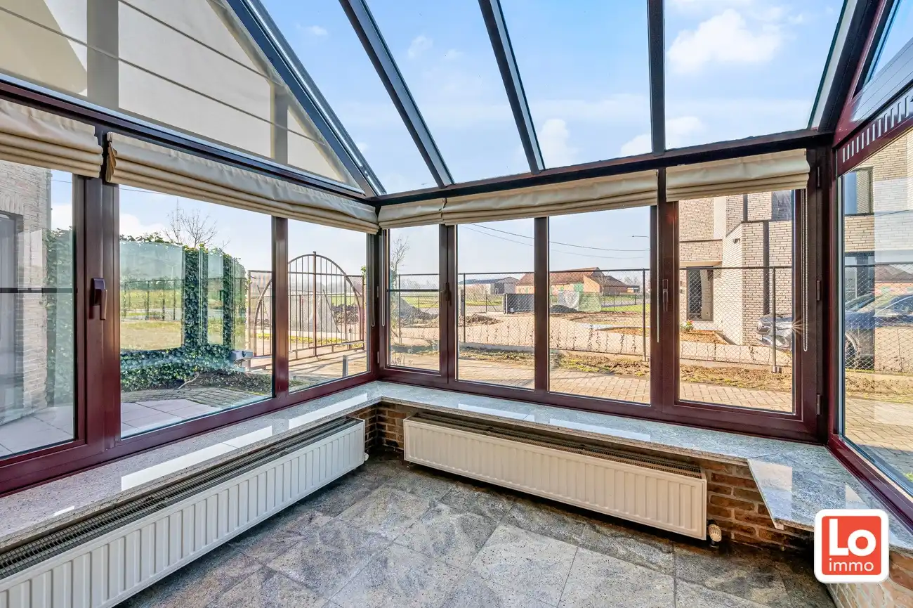 VERKOCHT!! Heel ruime degelijke open woning met praktijkruimte, inpandige garage en ruime gerenoveerde schuur met heel wat potentieel gelegen op een gemakkelijk bereikbare locatie tussen Oostakker en Lochristi! foto 16