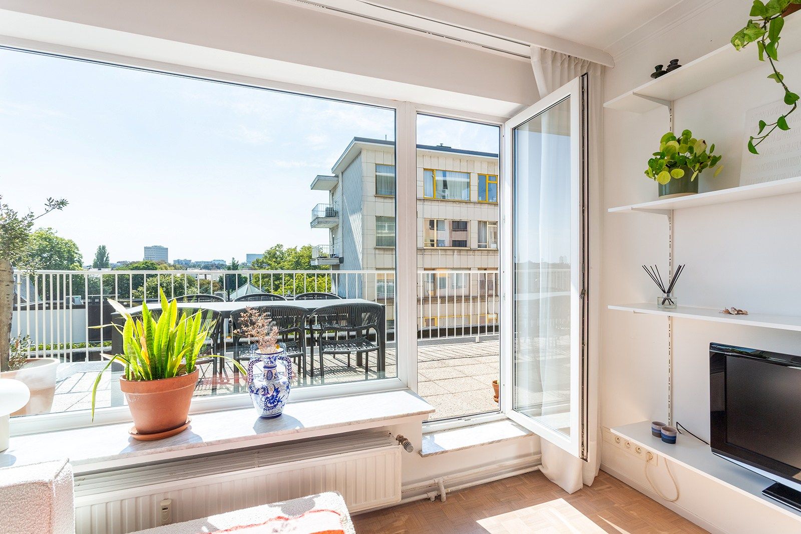 Instapklaar appartement met ruim terras  foto 12