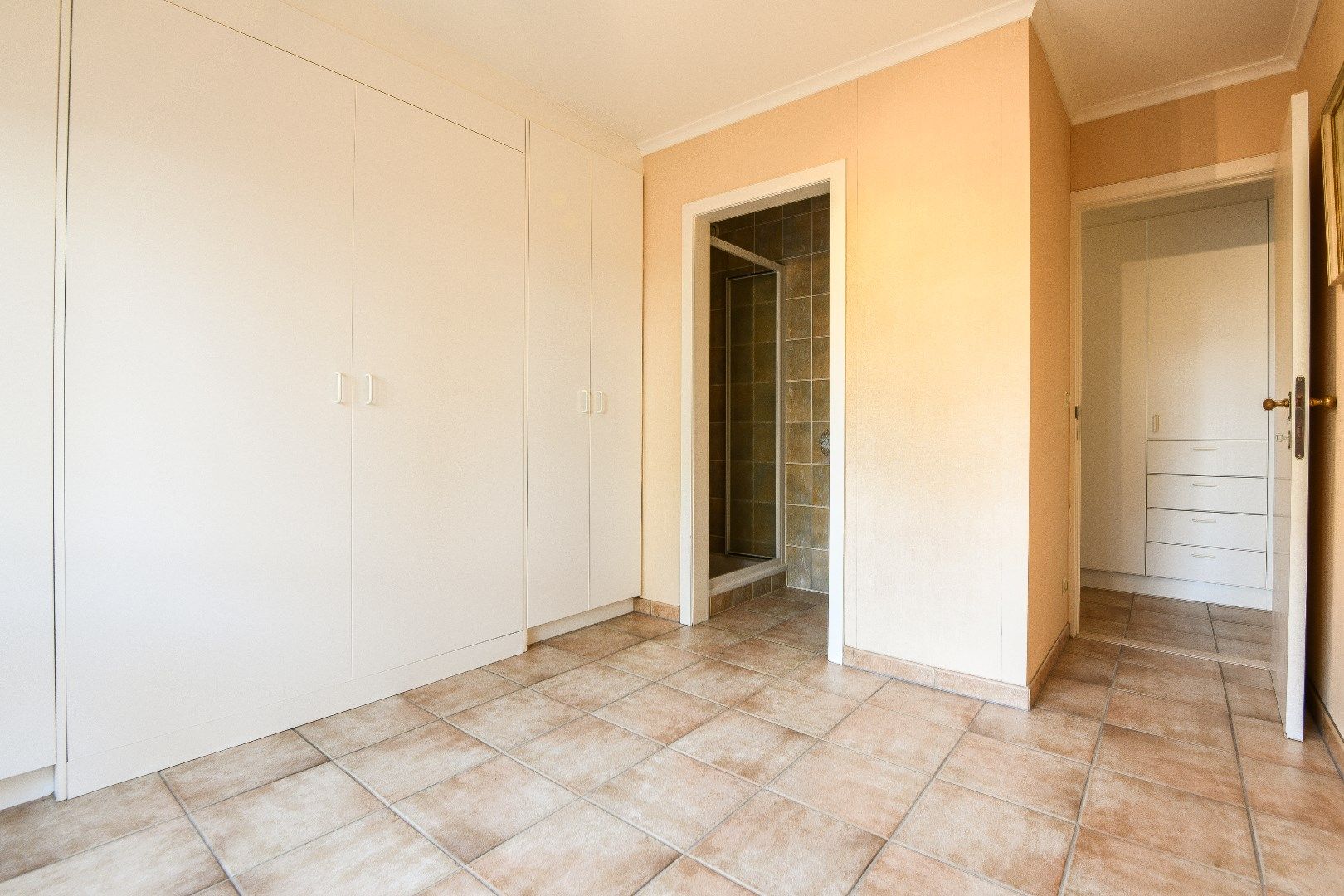 Prachtig gelegen appartement met zuidelijke oriëntatie, te midden van een groene omgeving, grenzend aan het Yzerpark, nabij de Dumortierlaan en het strand. Inpa foto 14