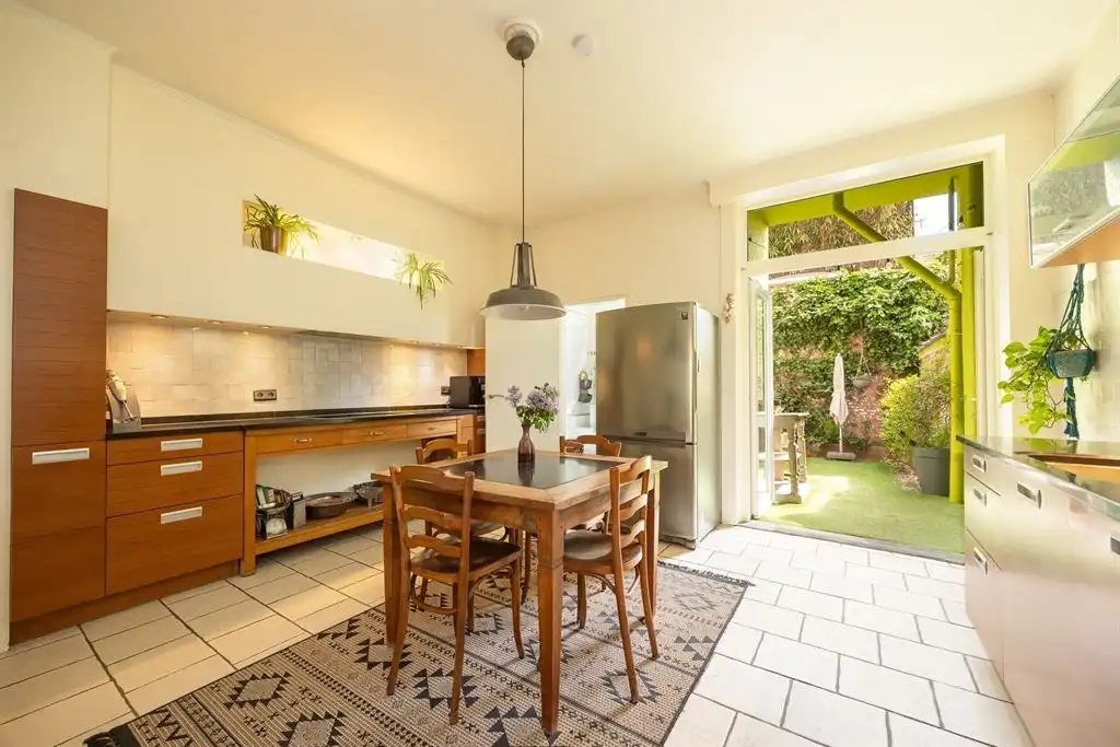 Ruime gezinswoning met groene stadskoer foto 6