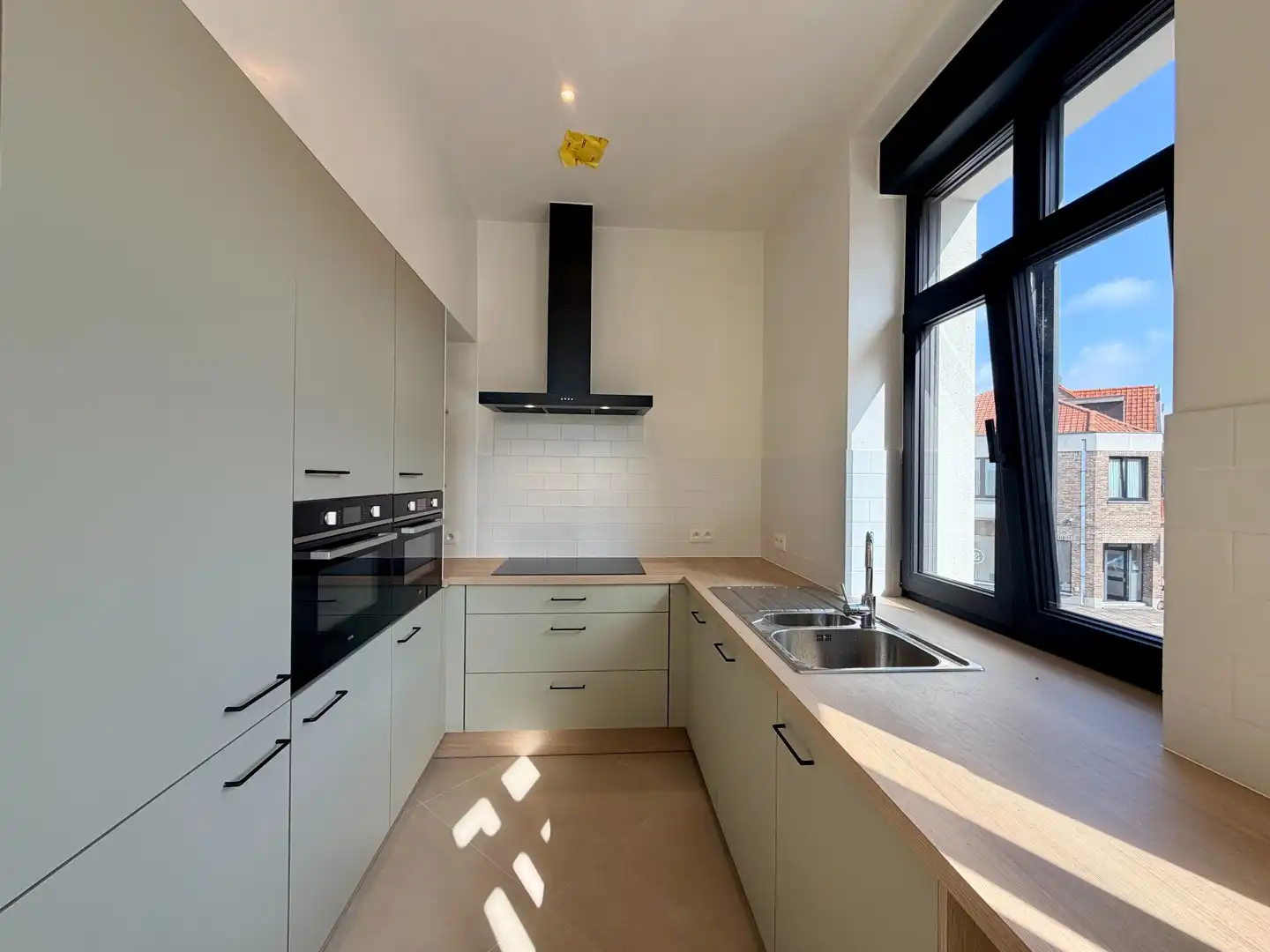 Volledig gerenoveerd 2-slaapkamerappartement met zolder in het hart van Tielt! foto 4