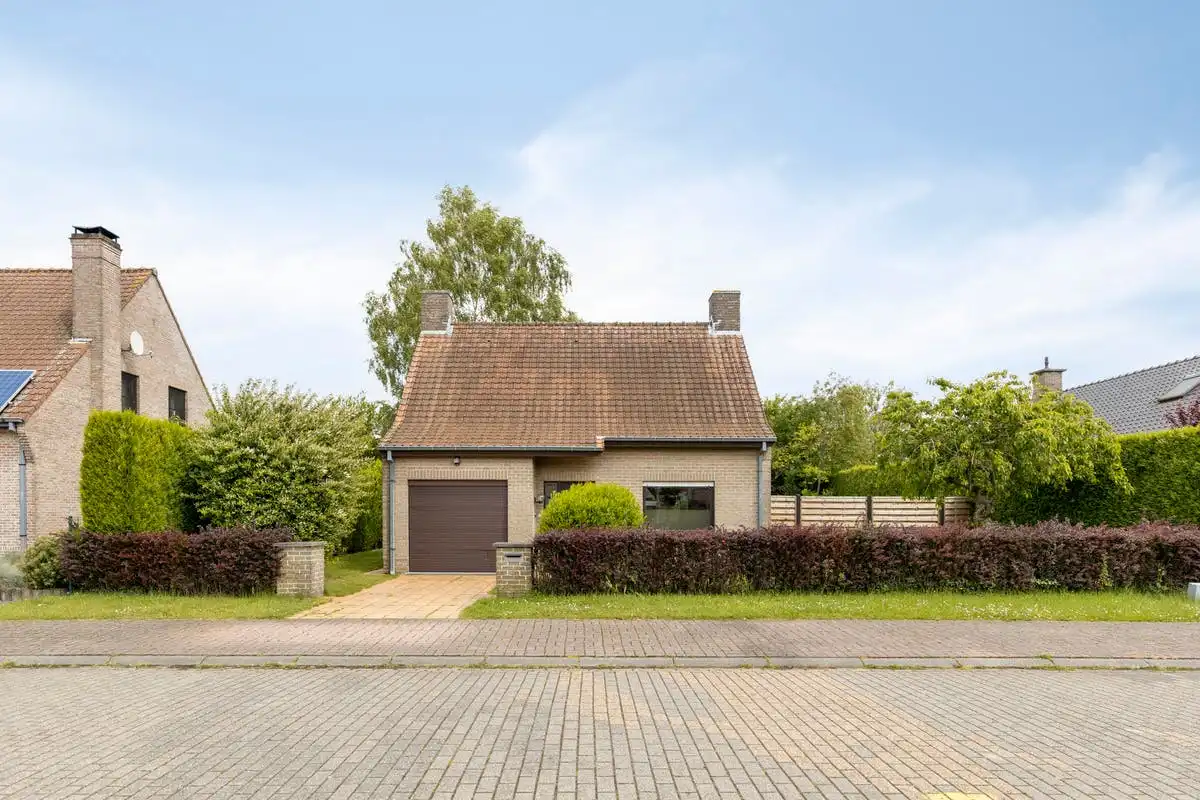 Hoofdfoto van de publicatie: Alleenstaand huis op residentiële locatie te koop in Gullegem