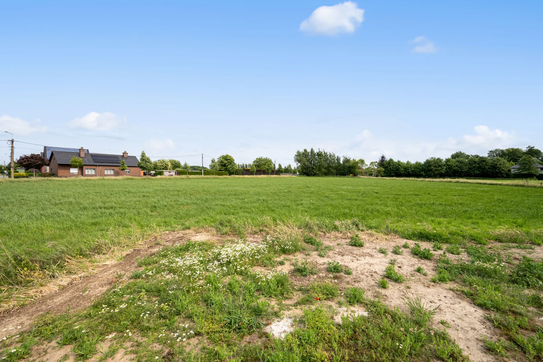 Grote, halfopen woning met grote weide foto 27