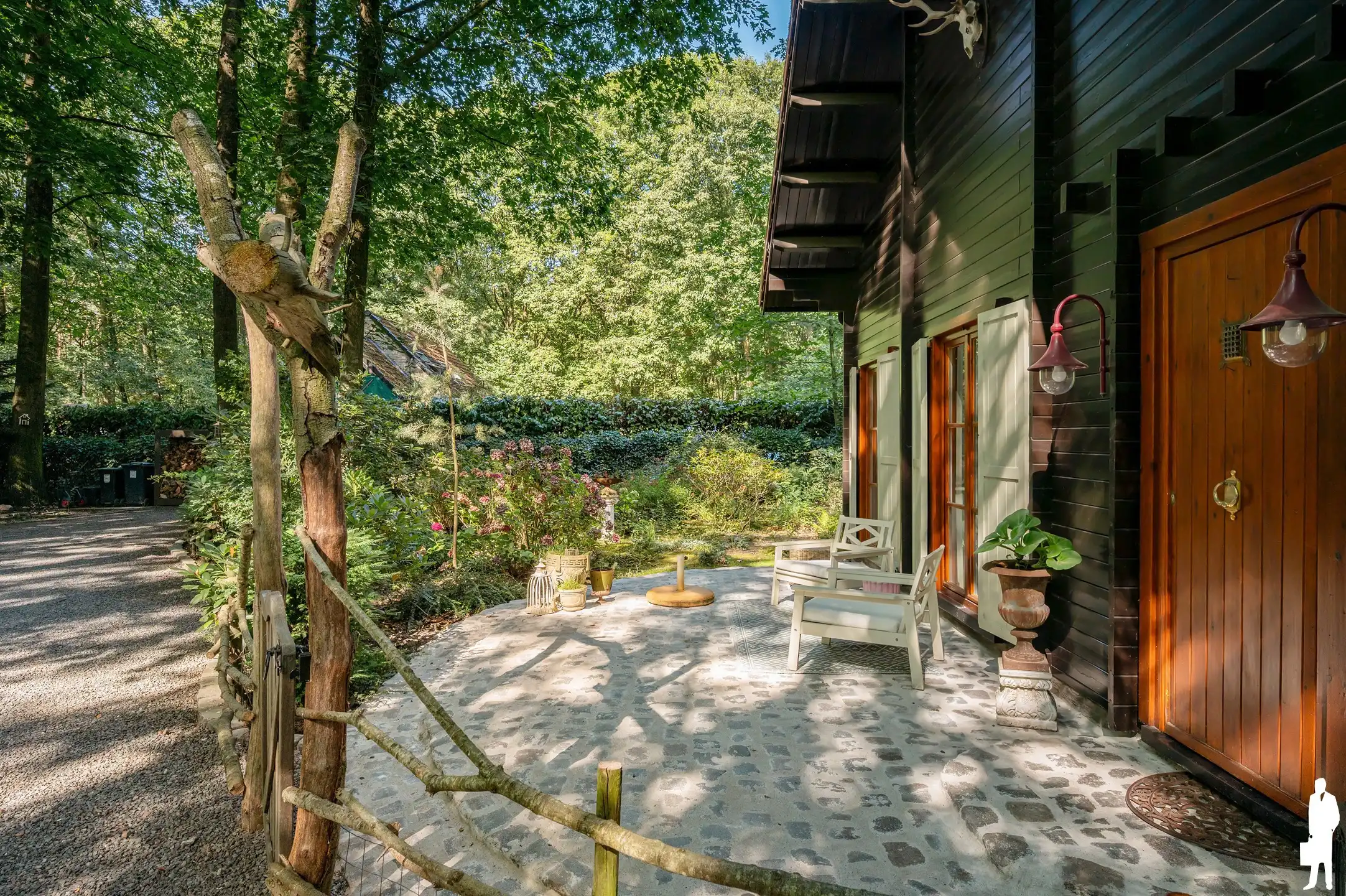 Charmante woning met volledige onderkeldering en achterliggend bos van ca. 31.493 m² foto 6