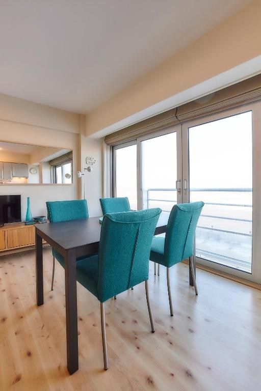 INSTAPKLARE STUDIO MET SCHITTEREND ZICHT OP ZEE  foto 9