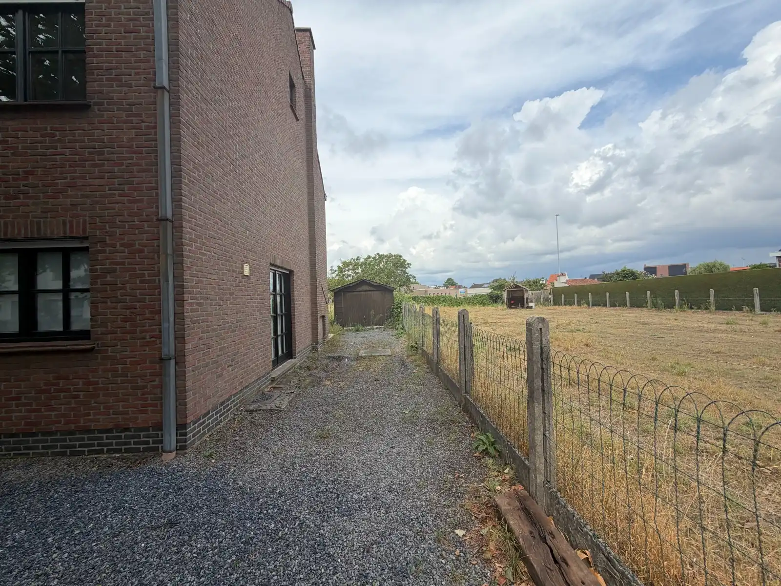 Ruime woning met 4 slaapkamers, garage en tuin foto 15