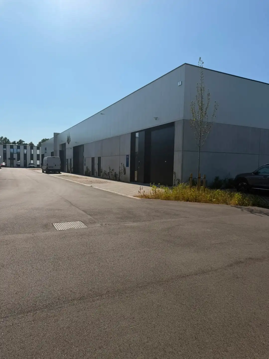 KMO-unit te huur in industriezone "de vloeiende" te Kapellen.  foto {{pictureIndex}}