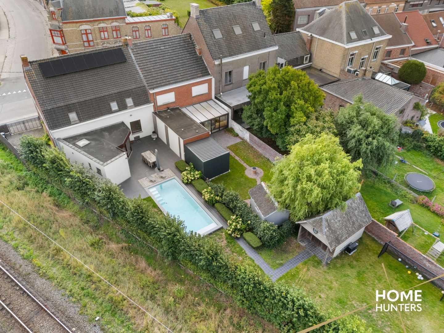 Ruime woning met 4 slaapkamers, een ruime zonnige tuin met verwarmd zwembad foto 2