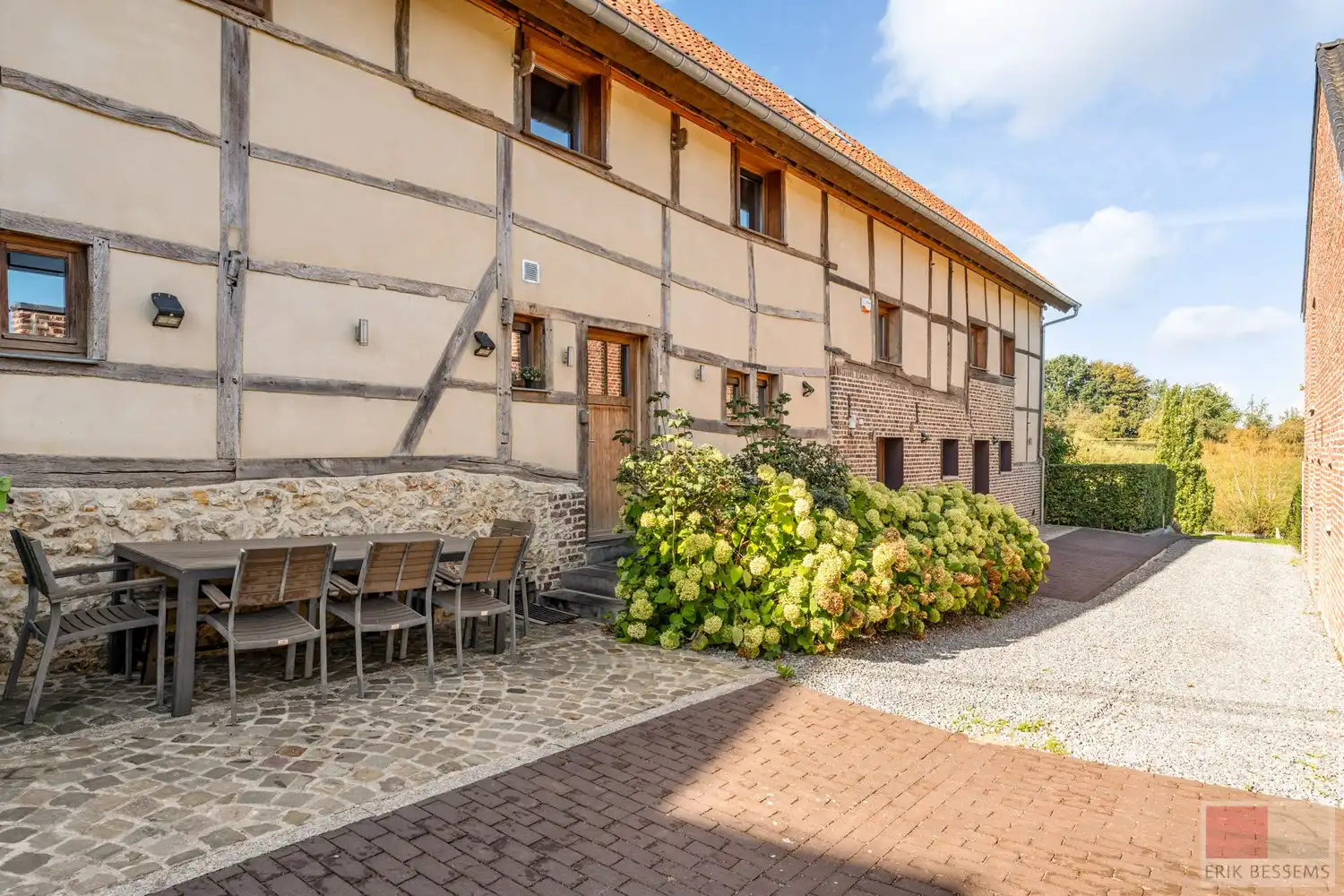 Indrukwekkend en uiterst charmant vakwerk landhuis, Veurs 31 te Sint-Martens-Voeren hartje Voerstreek. foto 16