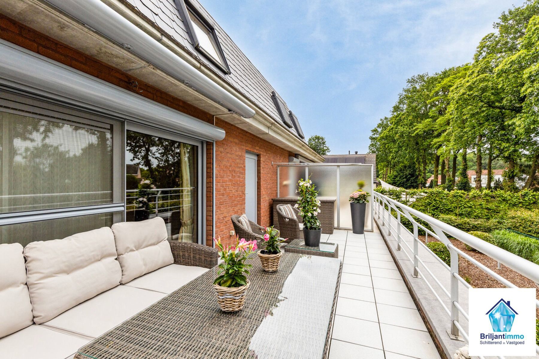 Kwalitatief duplex app met riant terras en dubbele garagebox. foto 24