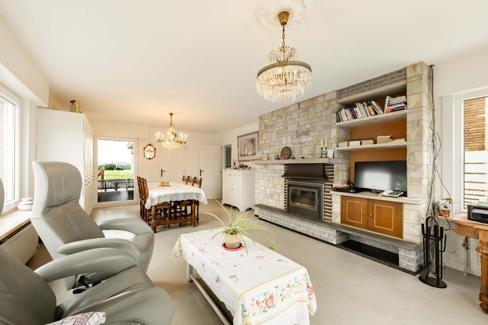 ALLEENSTAANDE WONING OP 1.037 m² MET MAAR LIEFST 375 m² BRUIKBAAR VLOEROPP!!! foto 4