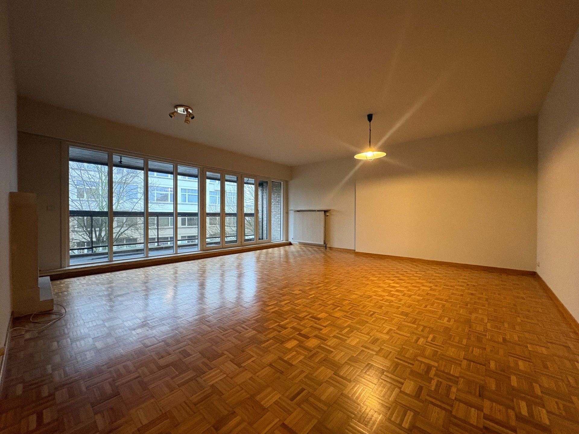 Ruim en lichtrijk 2-slaapkamerappartement in centrum Kortrijk foto {{pictureIndex}}