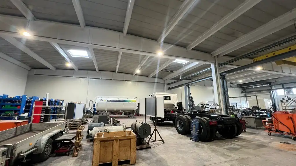 Magazijn met rolbrug en kantoren nabij N47 in Zele foto 20