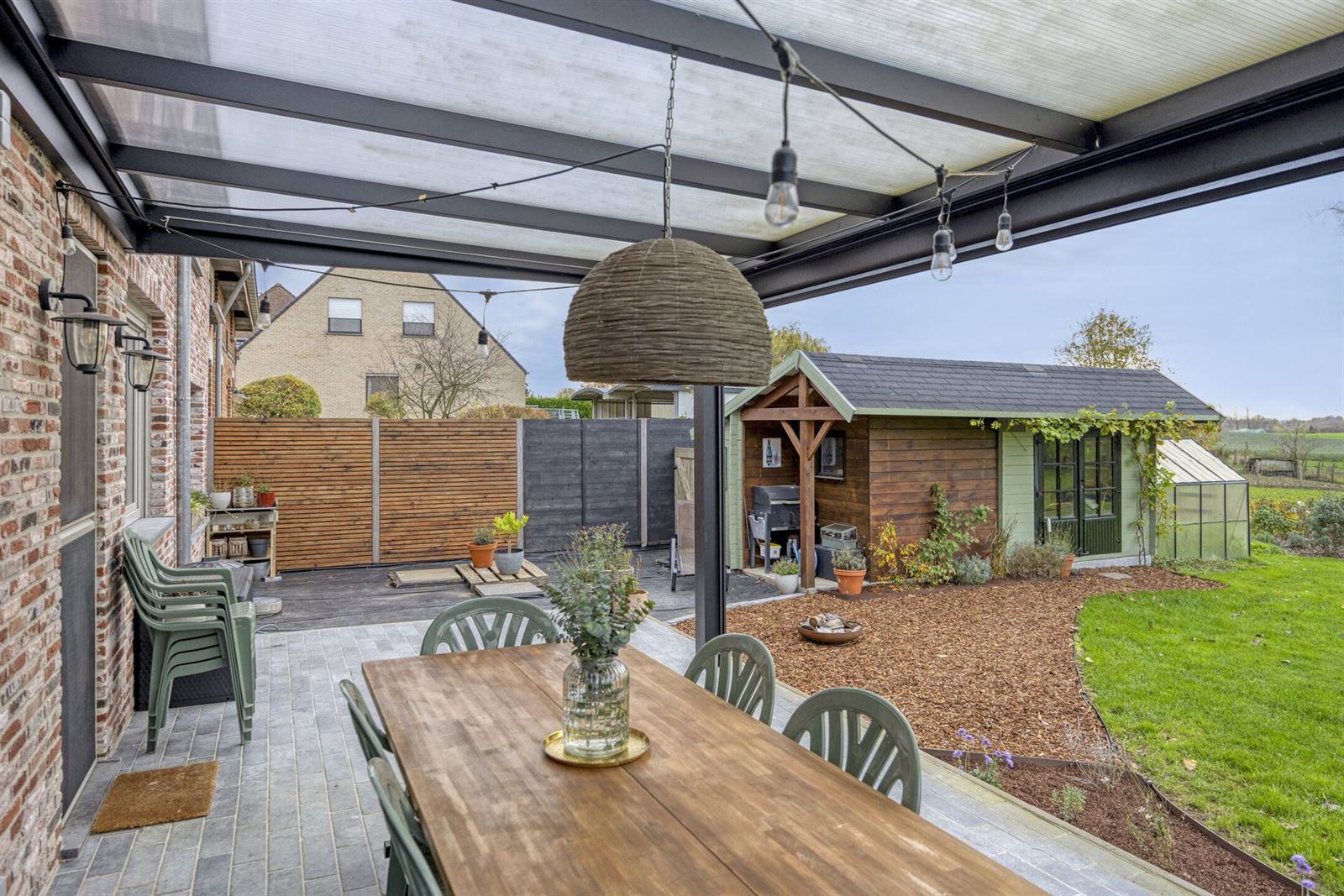 Instapklaar driegevel woning in groene omgeving foto 25