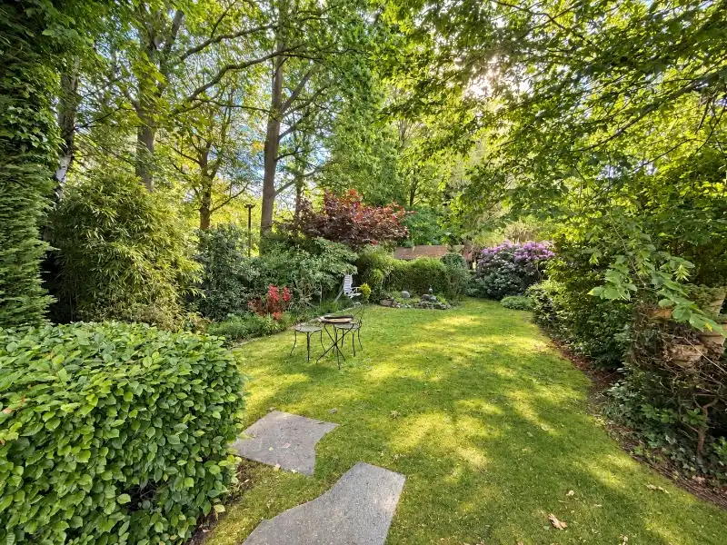 Ruime woning met kantoor en prachtige tuin op toplocatie foto 3