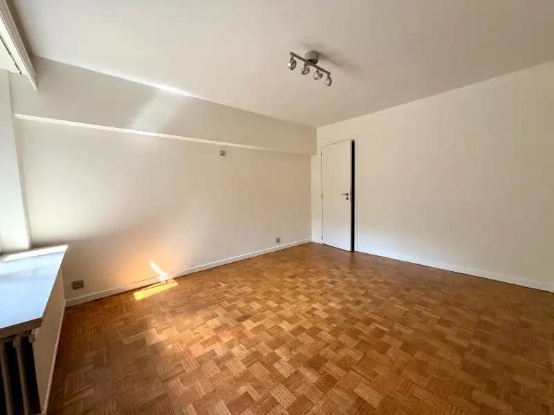 NIEUW GESCHILDERD APPARTEMENT MET DRIE SLAAPKAMERS EN GARAGE foto 11
