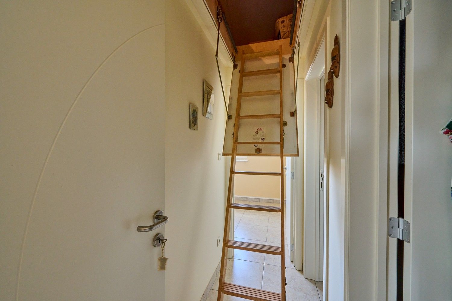 Duurzaam afgewerkte half vrijstaande woning gelegen in een verkeersluwe straat nabij het centrum foto 18