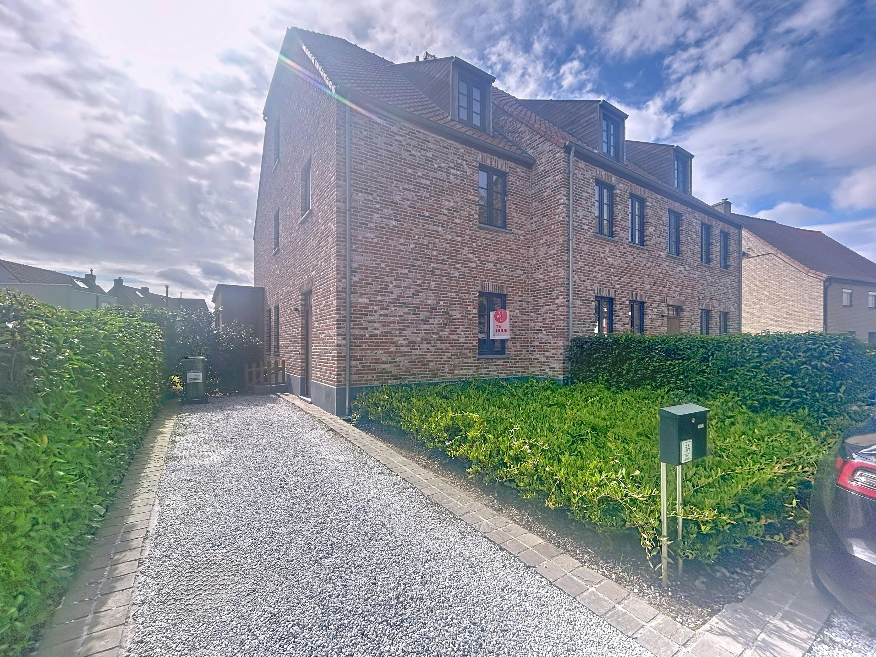 Prachtige ruime halfopen woning te huur in Waregem foto {{pictureIndex}}