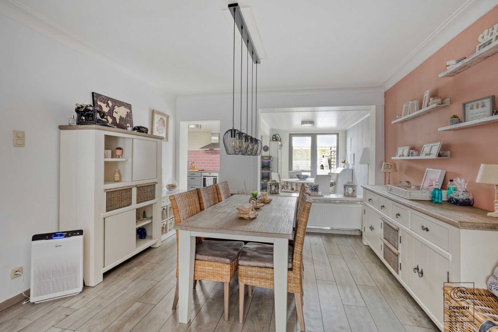 Zeer ruime en instapklare woning met een bew opp van 181 m², 4 ruime slpk's en zeer leuke, zonnige tuin met prachtig uitzicht! foto 6