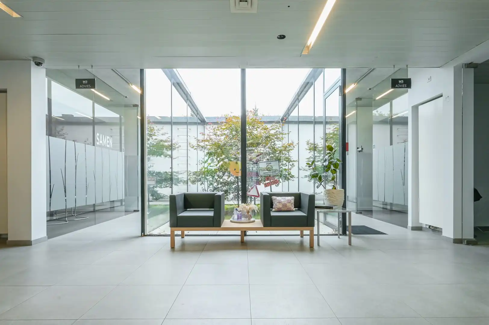 INSTAPKLARE BEMEUBELDE KANTOORRUIMTE MET PATIO foto {{pictureIndex}}