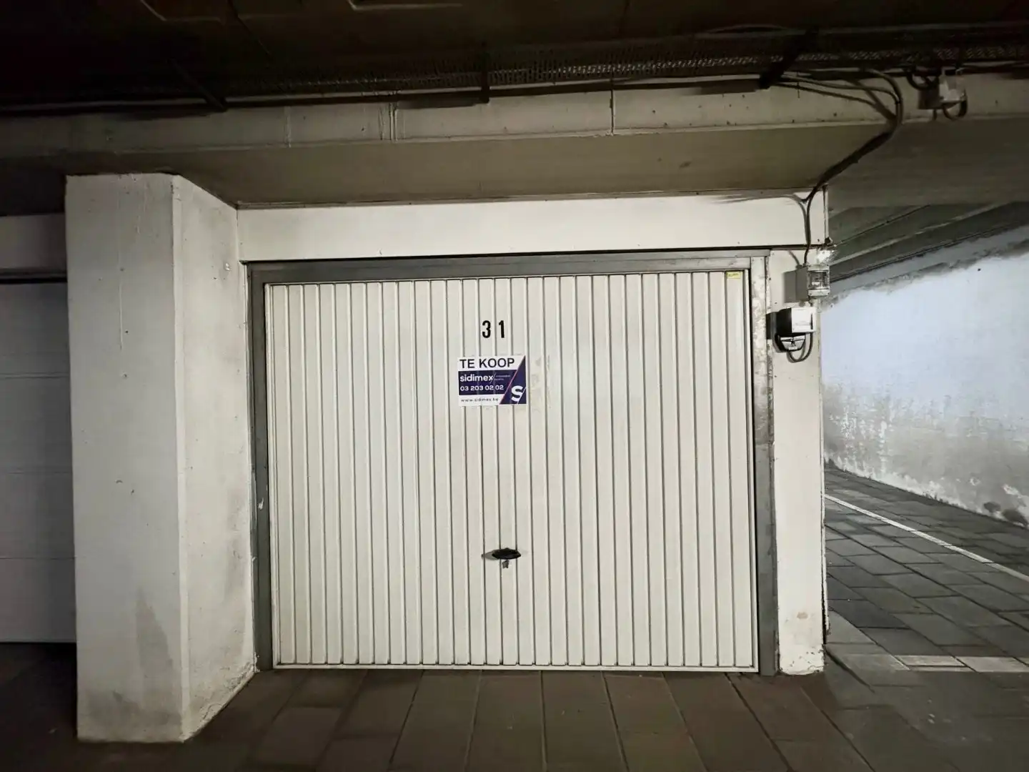 Garagebox met elektriciteitsaansluiting foto {{pictureIndex}}