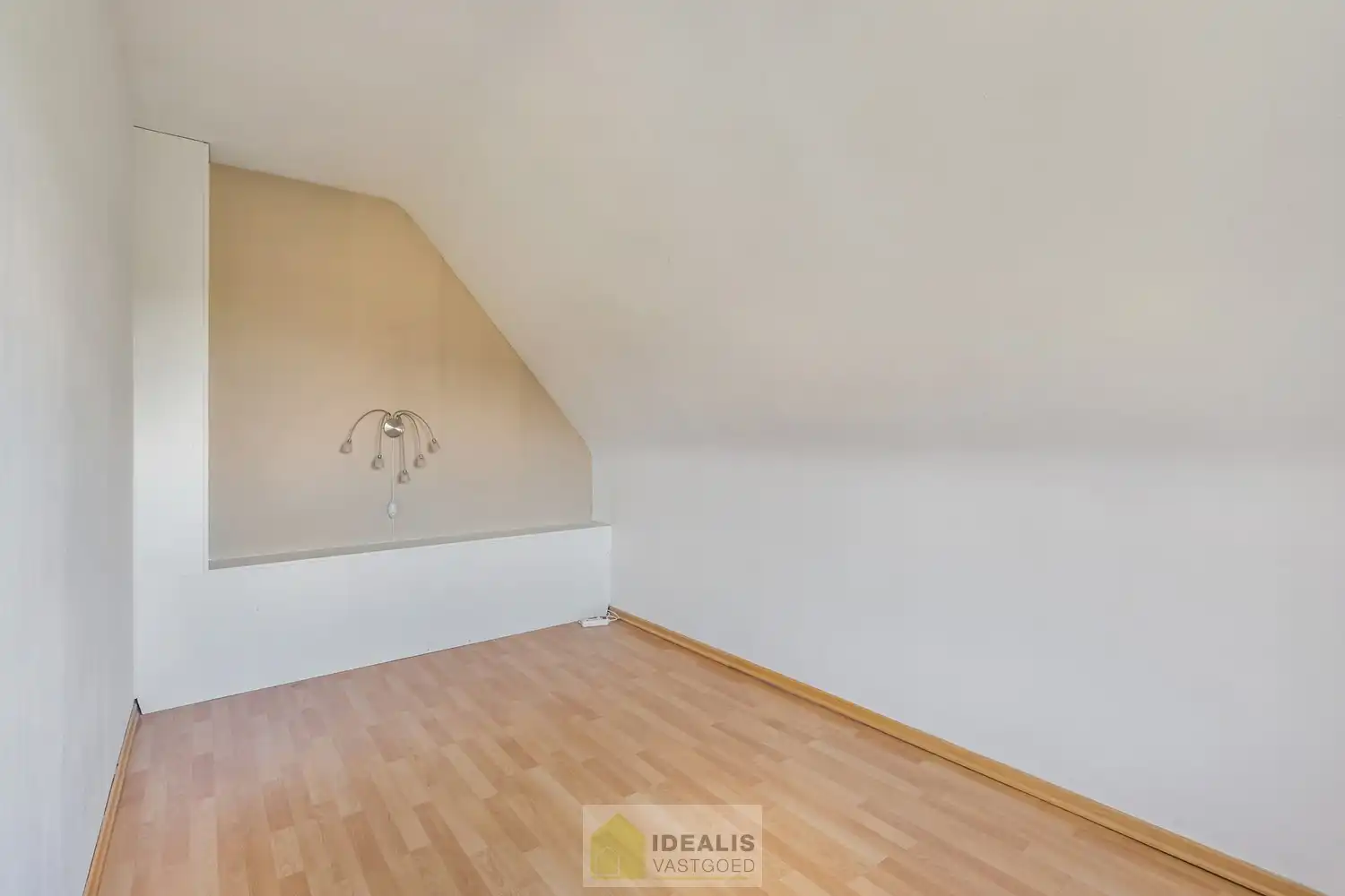 IDEALIS VASTGOED – HEDENDAAGSE EENGEZINSWONING OP RUSTIGE LOCATIE MET AANGELEGDE TUIN OP EEN KNAP PERCEEL (9A87CA) NABIJ HET CENTRUM VAN PELT – De woning omvat een heerlijke lichtrijke open leefruimte met aansluitend goed uitgeruste keuken, fijne wasplaats/berging, 4 royale slaapkamers en goed ingerichte badkamer. Een praktisch ingedeelde woning op een aangenaam en ruim perceel! foto 18