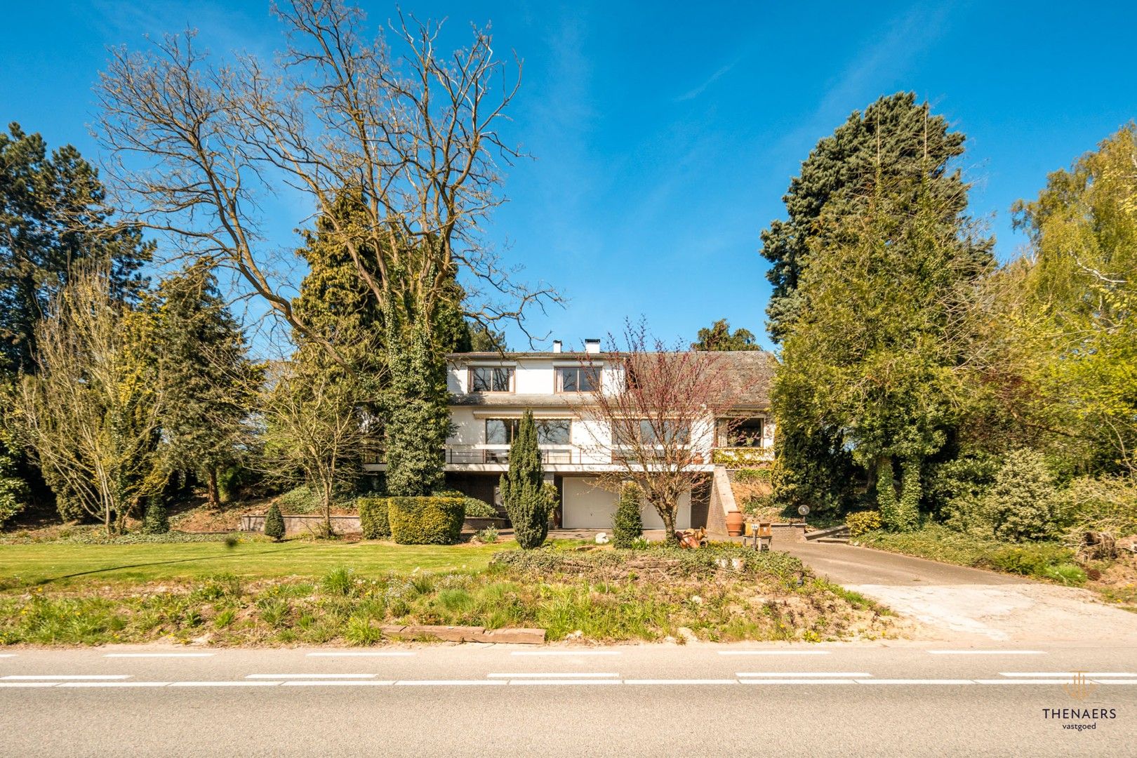 Hoofdfoto van de publicatie: Statige Villa met Oneindige Mogelijkheden.