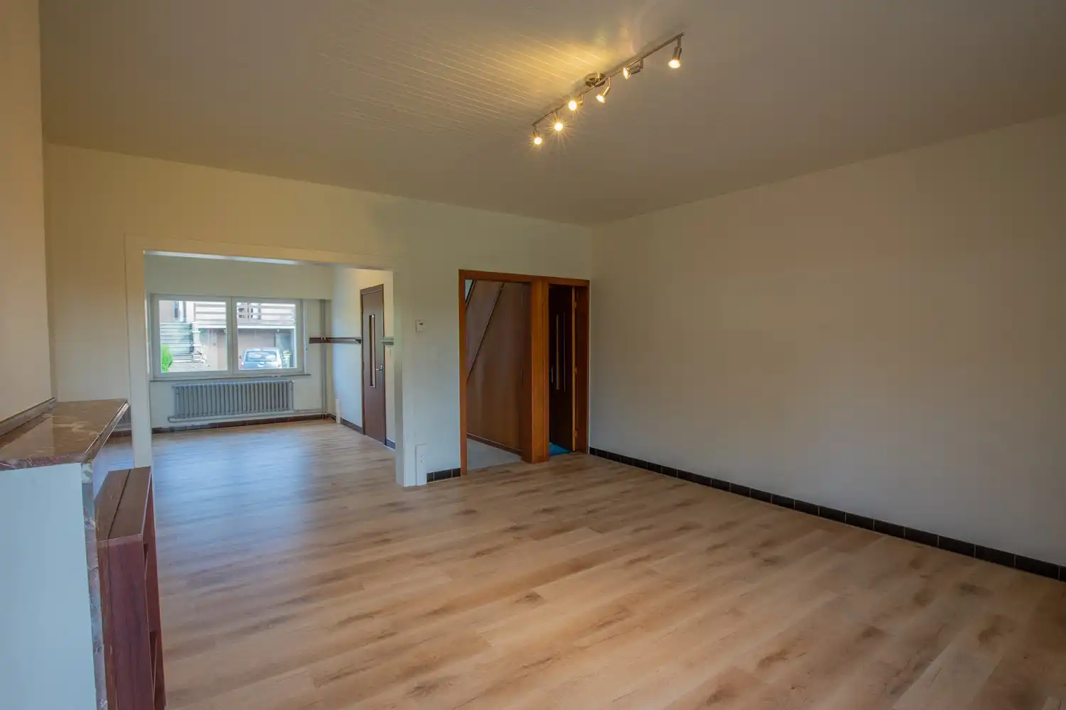 Gerenoveerde halfopen bebouwing met 3 slaapkamers, tuin en 2 autostaanplaatsen! foto 4