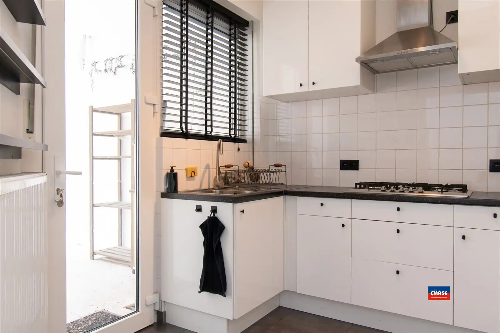 Sfeervol gerenoveerd gelijkvloers appartement met mooie tuin foto 17