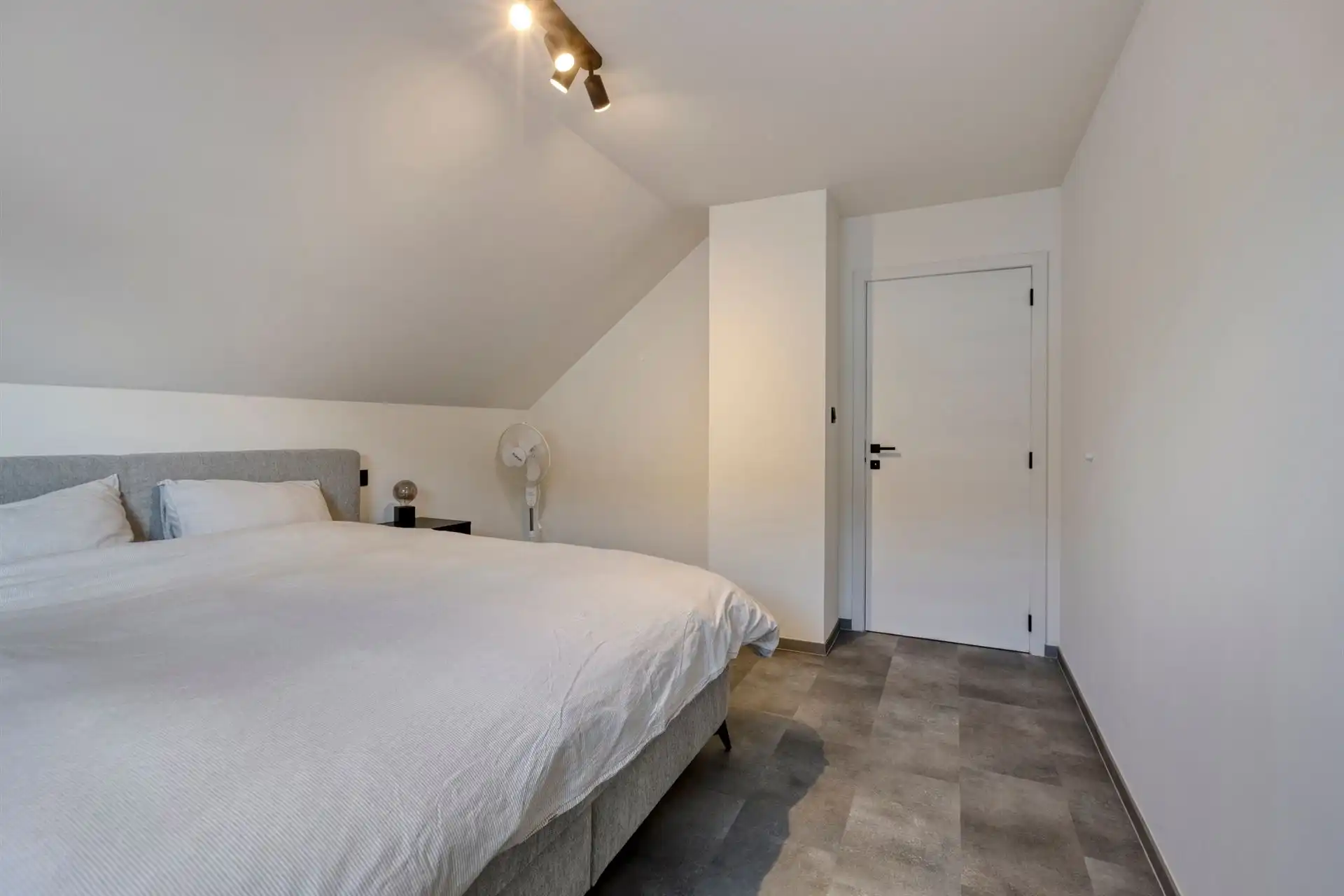 Gerenoveerde en energiezuinige woning met hoogwaardige afwerking in een rustige woonwijk te Wiemesmeer foto 30