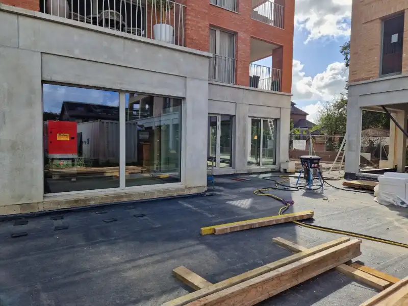 Centraal gelegen nieuwbouw handelsgelijkvloers (160m²) met gezellig terras (130m²) op een TOPlocatie! foto 4