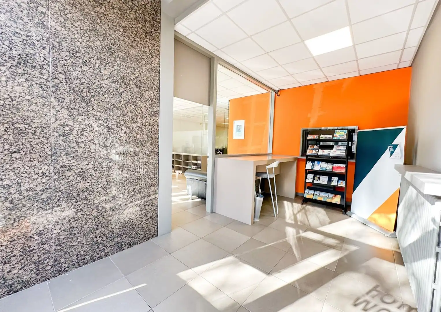 Commercieel gelijkvloers met grote zichtbaarheid en parking in centrum! foto 3