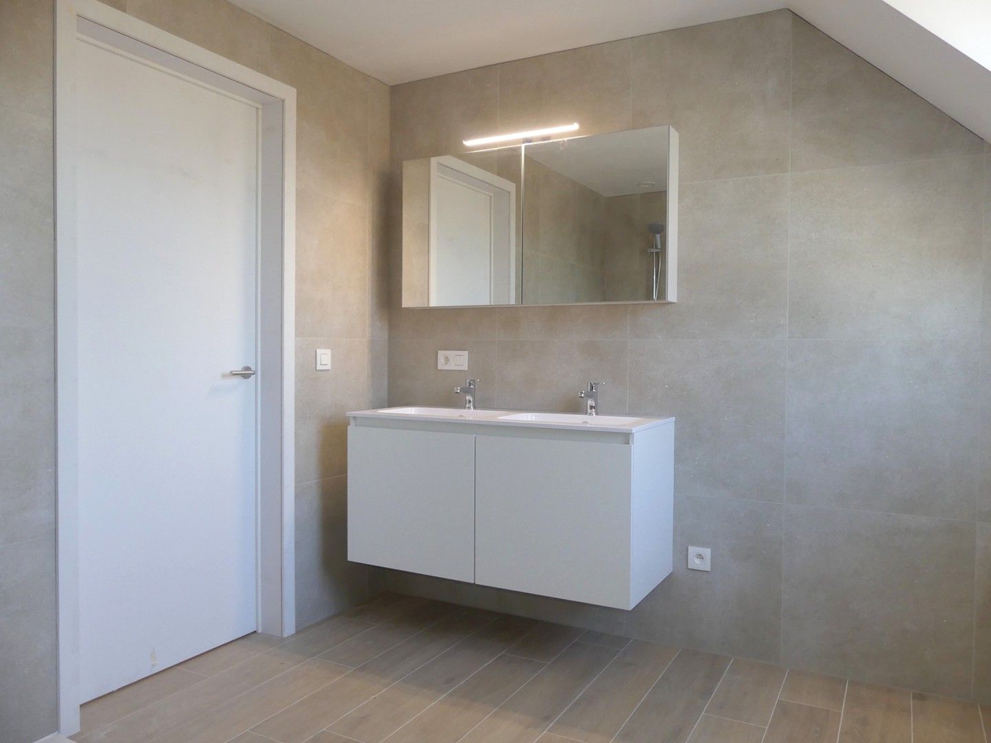 Halfopen nieuwbouwwoning met zuidgericht terras, tuin en garage foto 13
