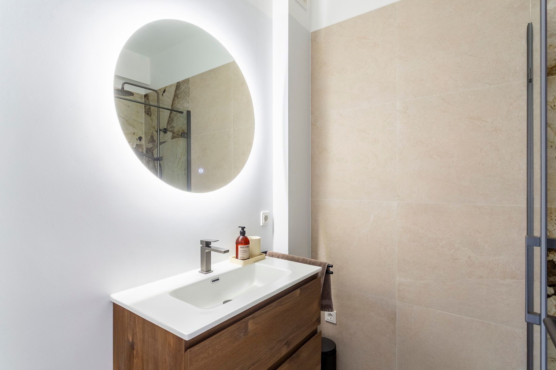 Volledig gerenoveerd gemeubeld appartement met terras aan het Zuidpark foto 10