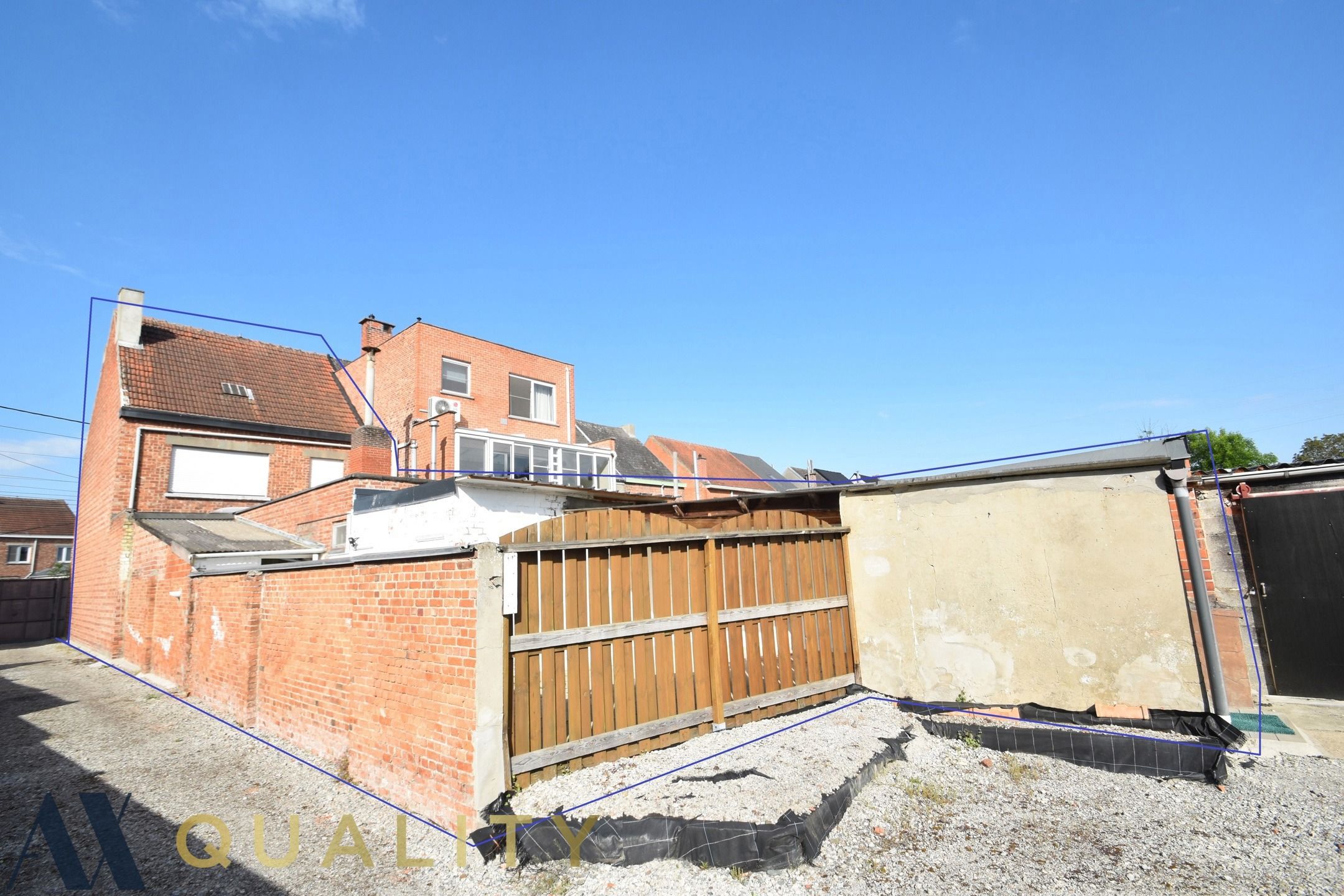 te renoveren Half-open woning met koer op 01 are 77 ca foto 2