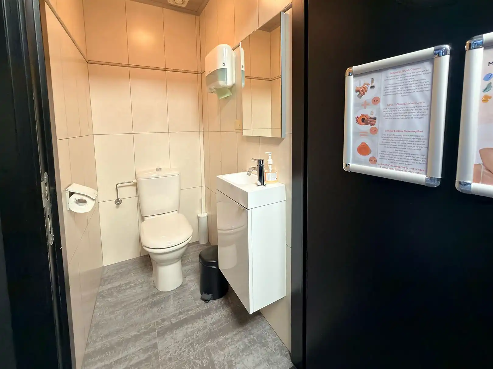 Handelsgelijkvloers, 3 appartementen en eigen parking!! foto 9