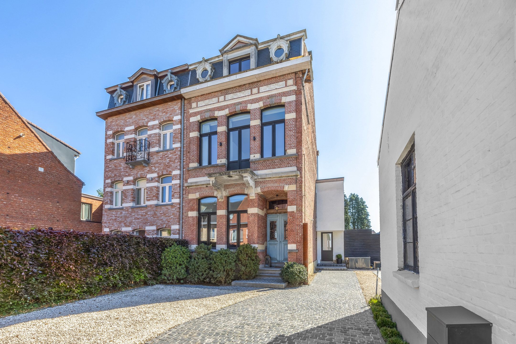 Karaktervolle herenwoning met bijgebouw in dorpskern foto {{pictureIndex}}