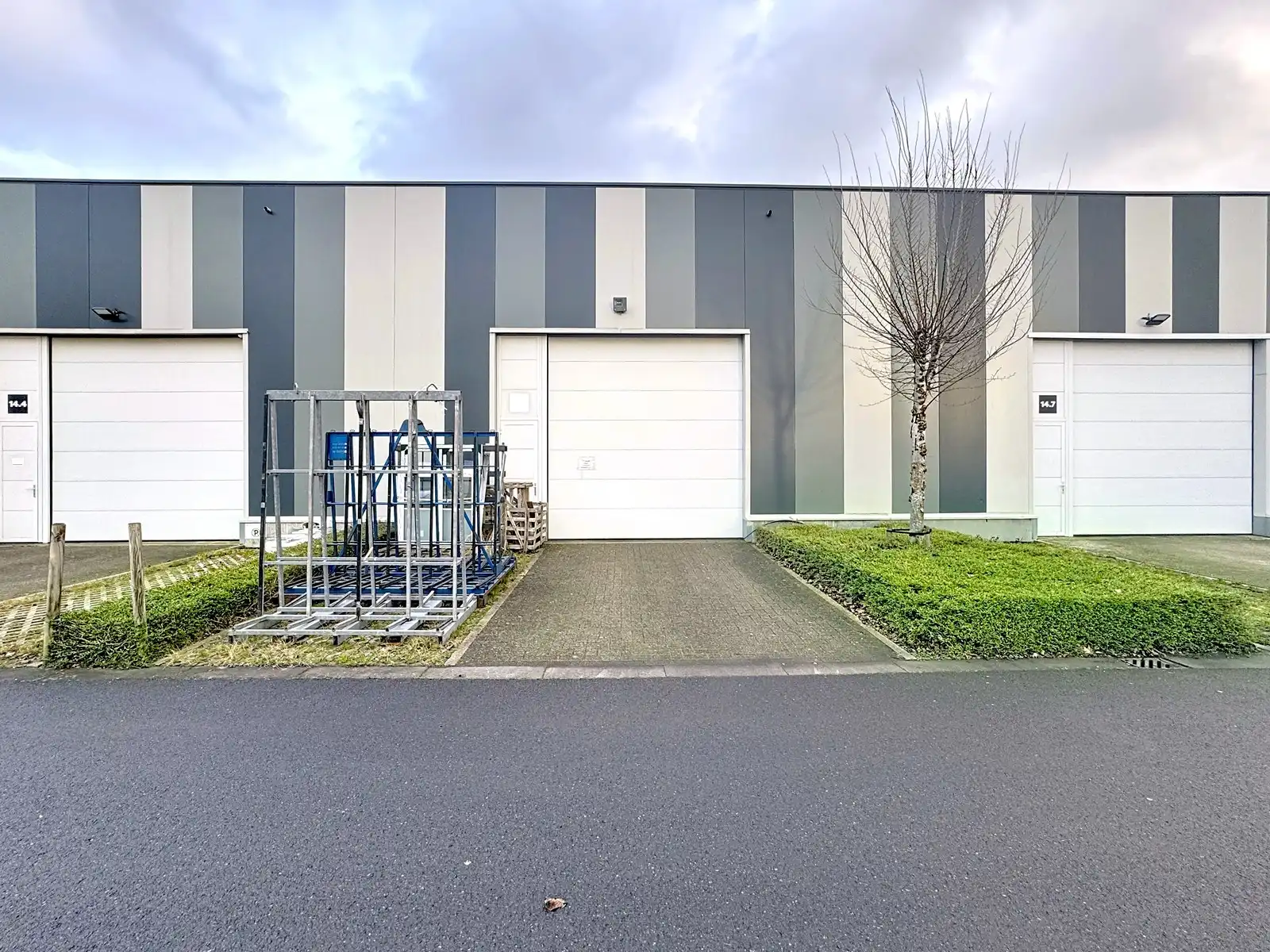 Goed geïsoleerde OPSLAGRUIMTE (240m²) met 2 private parkeerplaatsen voor de deur te Brugge (Sint-Michiels). Op ambachtelijke zone. foto 2