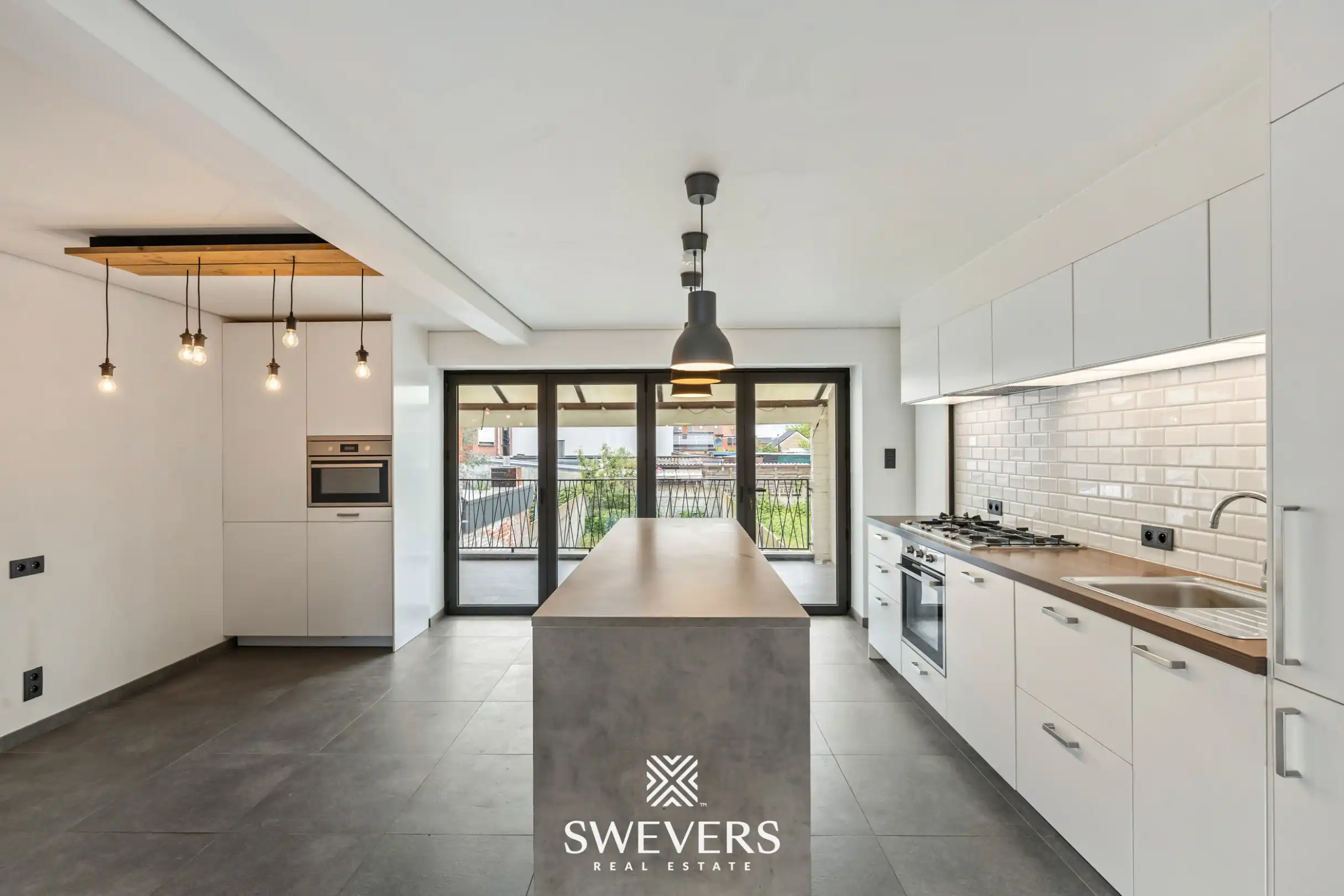 Instapklare en energiezuinige rijwoning met tuin, terras en garage in hartje Leopoldsburg foto 6