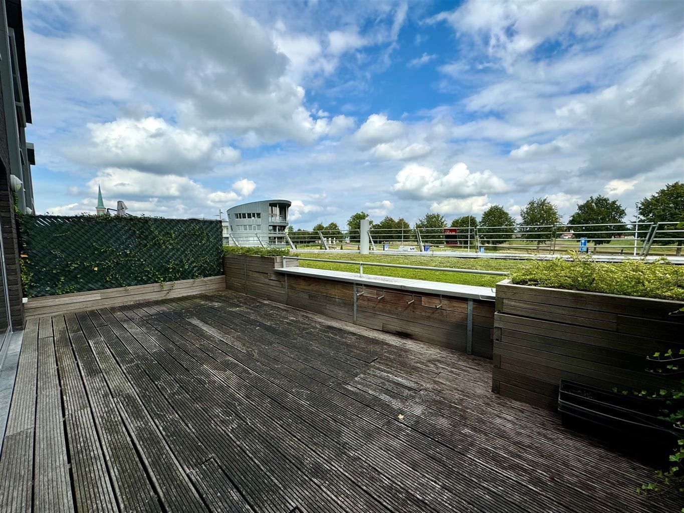 Gezellig appartement met 2 slaapkamers, 2 terrassen en garagebox gelegen in Residentie Kloosterbempden, midden in het centrum van Maaseik. foto 4