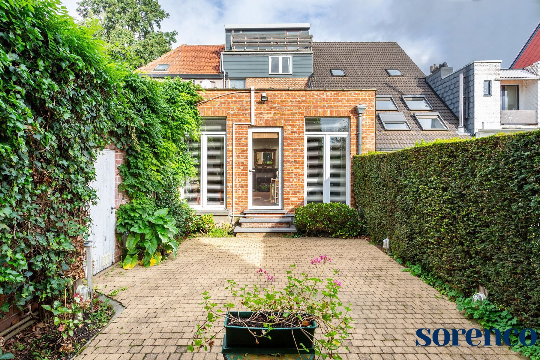Ruime en lichtrijke woning met garage te Edegem foto 2