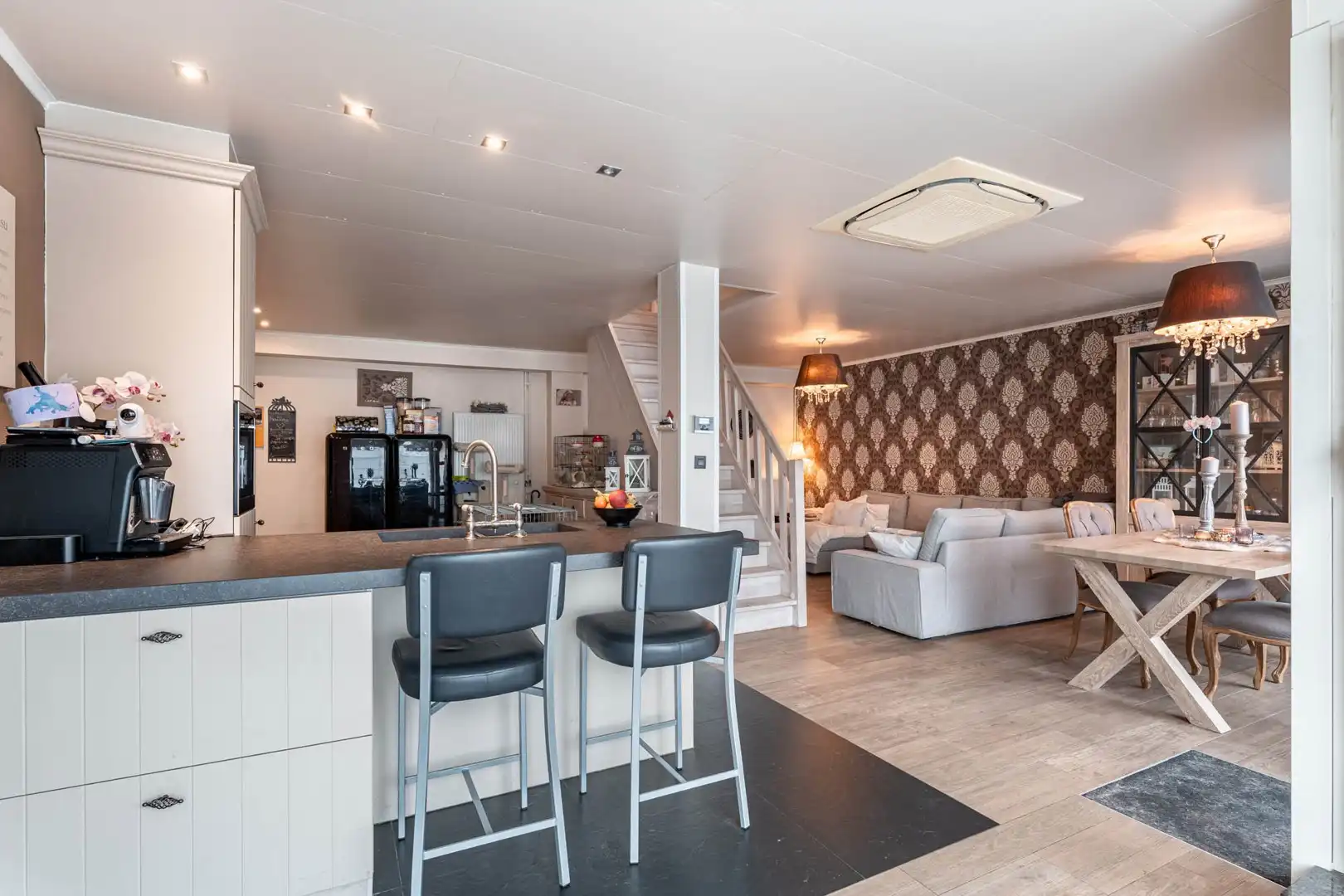 Instapklare woning met commercieel gelegen handelspand te Halen foto 3