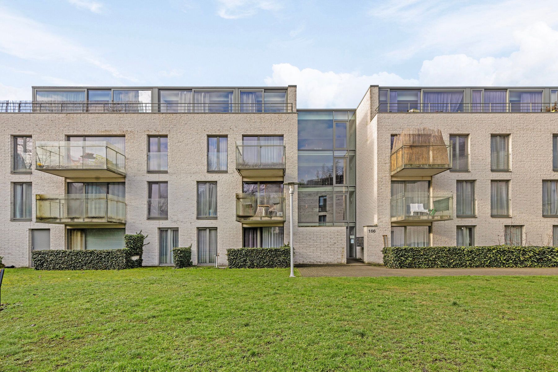Hoekappartement met 2 slpk & 2 badk in het groen te Ukkel foto {{pictureIndex}}