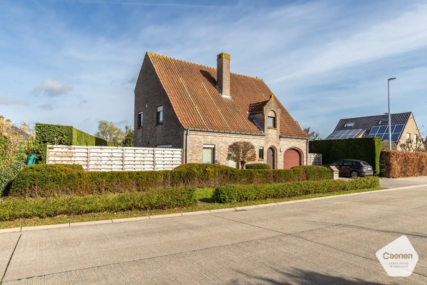 TOP GELEGEN VILLA MET 4 SLAAPKAMERS , GARAGE en onderhoudsvriendelijke tuin met tuinhuis foto 2