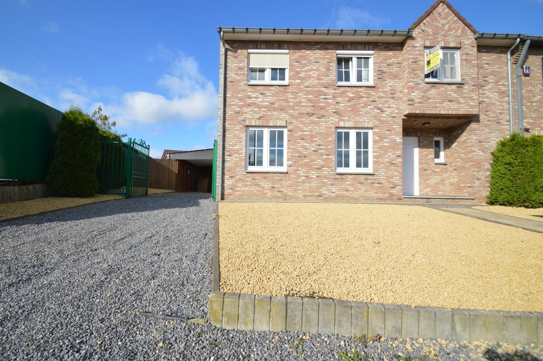 Woning in halfopen bebouwing met 3 slaapkamers, carport en tuin te Hoeselt foto {{pictureIndex}}