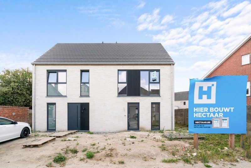 Hectaar bouwt twee ruime halfopen woningen te Serskamp foto {{pictureIndex}}