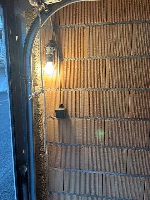 Gesloten garagebox met elektriciteit-verlichting op gelijkvloers complex foto 8